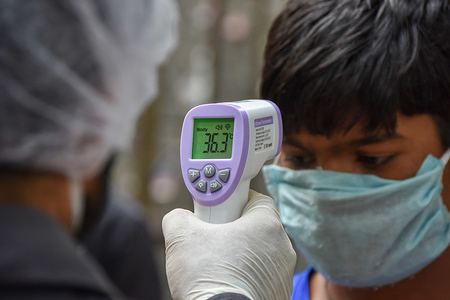 An employee of burger king holds up an infrared thermometer to screen a slum kid during the food distribution amid Coronavirus COVID 19.
American multinational chain of hamburger fast food restaurants, 'Burger King' has giving free burger to the kids of a slum area in Delhi with the support of Delhi police for sharing happiness.