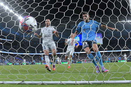 Roderick Miranda (L) of Melbourne Victory FC and Ahmet Metin Arslan (R) of Sydney FC seen in action during the 2025/26 Isuzu UTE A-League Men Round 20 match between Sydney FC and Melbourne Victory FC at the Allianz Stadium. Final score Sydney FC 2:2 Melbourne Victory.
