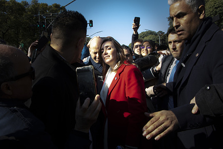 Vice President Victoria Villarroel descends from the official box and walks through the audience after the Independence Day parade is over. In the city of Buenos Aires, around 11:00 a.m., the parade for July 9, the day of the declaration of the independence of the Argentine Republic, took place. The act was presided over by President Javier Milei, accompanied by his main officials. Leading the parade were the veterans of the Malvinas War.