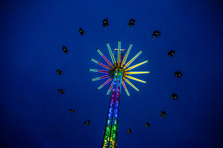 A fair ground wheel is seen spinning in the sky with rainbow lights.
This weekend for the first time since the coronavirus pandemic started, the Autumn Funfair was organized again at the city center. During the Autumn Funfair, young and old people enjoy a lot of exciting attractions and many tasty treats like cotton candy and candy canes. These Autumn fairs are an important tradition and they are celebrated around the whole country.