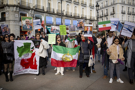Protesters hold placards and Iranian flags during the demonstration. Iranian diasporas in Madrid protest in Puerta del Sol, in support of the Iranian people, this comes a week after the start of the US and Israeli bombing of Iran, which resulted in the assassination of Iran's Supreme Leader, Ayatollah Ali Khamenei.