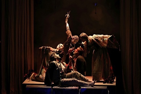 A scene from the play “The Secret of the Sculpture,” performed by the Darsharmisio for Performing Arts Khobar troupe from Saudi Arabia, is shown at the 11th Amed International Theater Festival. The play was written and directed by Muath Alrefai. The 11th Amed International Theater Festival, organized by the Diyarbakir Metropolitan Municipality and the Amed City Theater from April 22 to May 2, featured theater companies from 19 countries and 22 performances.