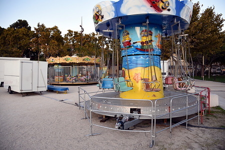 Fairground rides at a standstill.
Everywhere in France, funfairs are closed because of the coronavirus pandemic.