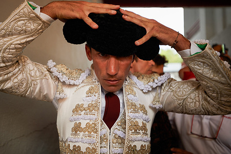 Bullfighter David de Miranda, 33 years old, from Huelva, putting on his montera at the Pamplona bullring, during the celebration of the San FermÌn festivities 2026.