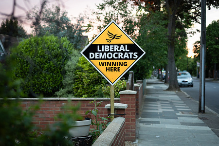 Signs supporting the Liberal Democrats are seen in Twickenham, London, UK on 6th May 2026 ahead of local elections. Tomorrow’s local elections are expected to highlight an increase in multi party voting, with polls pointing to a poor night for the governing Labour Party and record gains for the Green Party and Reform UK.