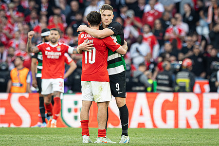 Viktor Gyokeres of Sporting CP hugs Orkun Kokcu of SL Benfica during the Liga Portugal Betclic match between Sport Lisboa Benfica and Sporting Clube de Portugal at Estádio da Luz. (Final score: SL Benfica 1 - 1 Sporting CP).