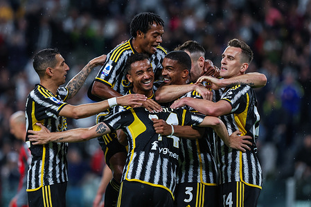 Gleison Bremer of Juventus FC (C) celebrates with his teammates after scoring a goal during Serie A 2022/23 football match between Juventus FC and US Cremonese at the Allianz Stadium. Final score; Juventus 2:0 Cremonese.