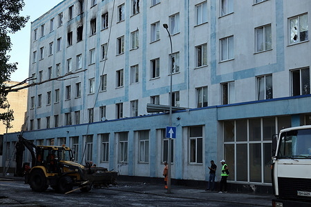Public utilities are inspecting the structure of a dormitory in the Peresyp district following a drone attack. On the night of 04.08.2025, Odessa was attacked by Russian attack drones. According to city authorities the radio market and hostel in the Peresypsky district were damaged.