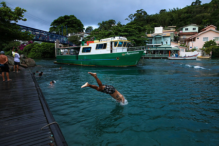 People seen diving into the Barra da Lagoa channel.