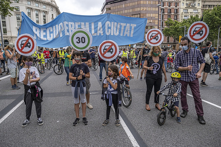 A group of children carry signs during the anti-pollution demonstration.
Various social organizations related to the use of bicycles in the city to the detriment of the private vehicle. Hundreds of people demonstrated to demand a post-Covid plan that prioritizes people and air health in the city instead of the private car.