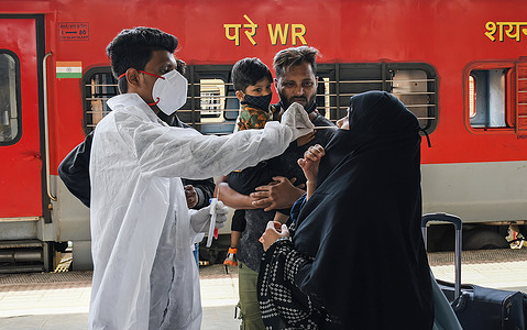 A healthcare worker collects a nasal swab sample from a woman at Dadar Terminus.
Passengers arriving by train has to undergo temperature check and in some cases, RT-PCR testing before they are allowed to proceed to their respective destination.