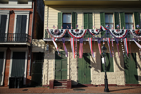 The Gold Mine Saloon, a drinking establishment in the French Quarter of New Orleans, Louisiana, is covered with patriotic bunting flags. On August 29, 2005, Katrina struck the Gulf of Mexico, devastating the city of New Orleans in the United States. Twenty years later, although physical reconstruction has taken place, its residents still suffer from psychological disorders such as anxiety, depression, and post-traumatic stress.