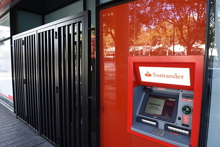 A Santander bank branch seen in Madrid.
Banco Santander will close another 411 bank branches during the month of November, within the framework of the ERF (Employment Regulation File) due to the merger of its network of offices with popular bank. 601 were already closed during the months of September and October, according to the information provided by the group chaired by Ana Botín.