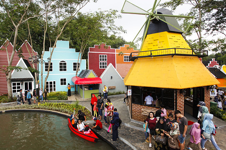 Local tourists seen having fun at the tourist attraction.
Devoyage tourist attraction, a family attraction with a concept of a European settlement, complete with replicas of the Eiffel tower, typical Dutch windmill houses, to Venetian gondolas.