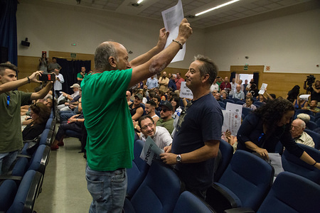 An ecological protester seen facing a protester in favor of the Rowing Club during the counter protest.
Members of the Rowing Club have protested in the Municipal Board of Arganzuela, chaired by Rommy Arce, councilman in the City of Madrid, to demand that the Remo Club of the river Manzanares not be moved as a result of the opening of dams to favor again the renaturation of the channel. In addition, environmentalist protesters have faced them for their refusal to denature.
