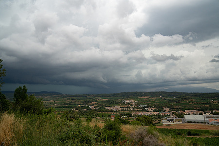 A strange weather known as a DANA has caused catastrophic flash flooding in Barcelona. New DANA over Catalonia, in a storm typical of late summer, but due to climate change, the extremely high temperatures experienced, and the warm sea surface, it is causing these intense storms.