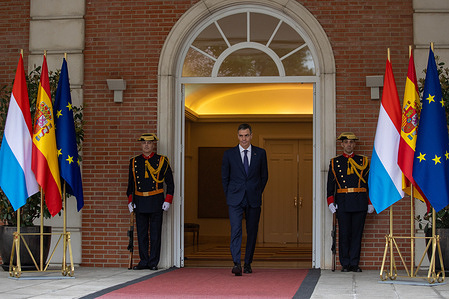 The Prime Minister of Spain, Pedro Sánchez, awaits Grand Duke Willem-Alexander of Luxembourg at the entrance to the Moncloa Palace in Madrid. The Prime Minister, Pedro Sánchez, met at the Moncloa Palace with Grand Duke William V of Luxembourg, who is visiting Spain for the first time since his accession to the throne last October.