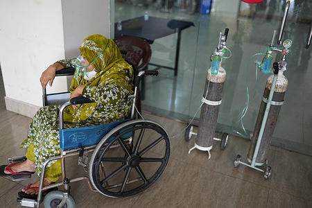 A Covid-19 patient seen wearing an oxygen mask waits in front of Kurmitola General Hospital in Dhaka.
Death toll from the coronavirus infection has surpassed the grim 10,000 mark in Bangladesh as 94 more people have died of the deadly virus in the past 24 hours.