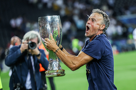 Luis Enrique coach of Paris raises the Super Cup during the awards ceremony in the UEFA Super Cup 2025 between Paris Saint-Germain FC and Tottenham Hotspur FC at the Friuli Bluenergy Stadium. Final result PSG 2 : 2 Tottenham. PSG 4 : 3 Tottenham after penalty kicks.