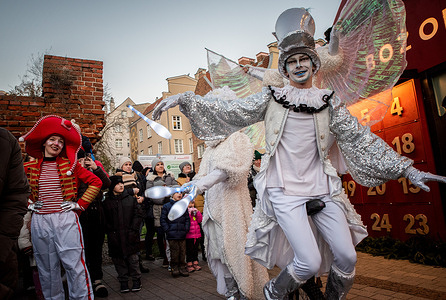 Actors wait for the parade to begin during the Christmas Parade. The Christmas parade opens the Christmas market in Gdańsk, which last year was recognised as the most beautiful in Europe. Actors in costume walked through the streets of the city on stilts. Musicians walked alongside them. They were accompanied by a crowd of residents and tourists. Visitors to the market can enjoy stalls offering handicrafts, gifts, and Christmas treats from around the world. The market will last until 23 December.