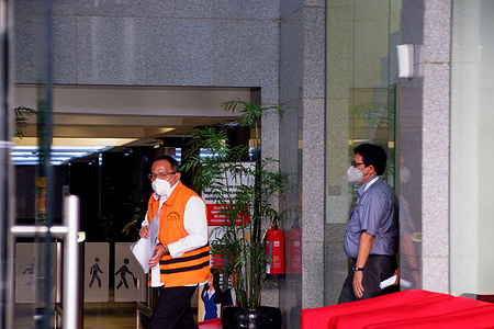 Former Musi Banyuasin Regent Dodi Reza Alex Noerdin wearing an orange vest leaves the Corruption Eradication Commission (KPK) building.
Dodi is allegedly involved in a bribery case on the infrastructure project of the Musi Banyuasin in South Sumatra. On the day the arrest of Head of the PUPR Office of Muba Regency Herman Mayori was made, investigators got interested in the red bag found on Dodi's car with 1.5 billion rupees that he brought to a hotel in Jakarta. The investigators wanted to explore the reason and purpose of Dodi for getting that money with him at a hotel in Jakarta. After that, an entrapment operation was conducted on Dodi.