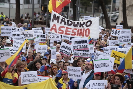 A huge placard saying "Maduro assasin" seen among demonstrators during the protest.
Hundreds of Venezuelan exiles in Spain are concentrated in the Plaza de Colón in Madrid. They demand the end of the mandate of Nicolas Maduro so that Juan Guaidó can lead the process of free and democratic elections.