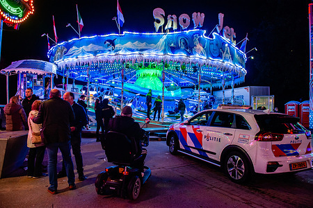 Police officers assist a woman who felt unwell after riding a high-speed attraction. The Nijmegen Autumn Fair, established in 1273 after the dedication of St. Stephen’s Church (Stevenskerk), is the oldest event in the city. The nine-day fair attracts around 200,000 visitors each year and features about 85 attractions, including rides, games, and local delicacies. Highlights often include major attractions like the largest Ferris wheel in the Netherlands, offering fun for all ages.
