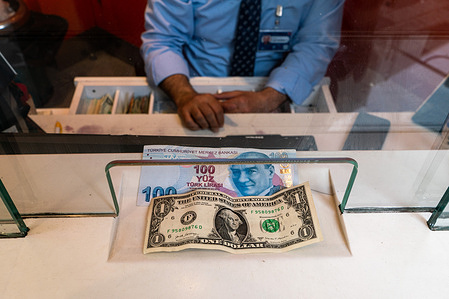 A dollar and Turkish lira banknotes seen displayed at an exchange office. After the election on May 28, the Central Bank of the Republic of Turkey stopped suppressing the dollar/TL rate by issuing foreign currency to the market through public banks, and the dollar rate, which was 19.52 lira on May 28, became 23.36 lira as of June 8.