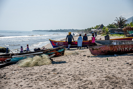 A view of the beach in Corozal. This area is the site of a proposed ZEDE (Zone of Employment and Economic Development) which threatens to displace Garifuna people.
Protest against the proposed ZEDE (Zone of Employment and Economic Development) that would forcibly relocate coastal communities from La Ceiba to Corozal, and Sambo Creek, in Honduras.