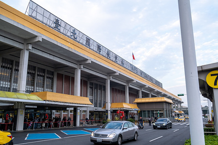 A view of Songshan International Airport.
Taiwan’s officials ordered to stop sending and receiving groups of tourists to/from Wuhan, China, over the coronavirus outbreak. The entry permits for 459 visitors from the Chinese city of Wuhan were cancelled by the National Immigration Agency (NIA) on Wednesday (Jan. 22). The groups were planning to arrive in Taiwan by late January.