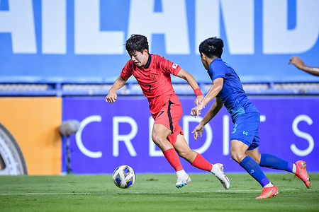 Yun Do-Young(No7.) (L) of Korea Republic and Surachai Booncharee (R) of Thailand seen during the AFC U17 ASIAN CUP THAILAND 2023 match between Thailand and Korea Republic at Pathum Thani Stadium. 
Final score; Thailand 1:4 Korea Republic
