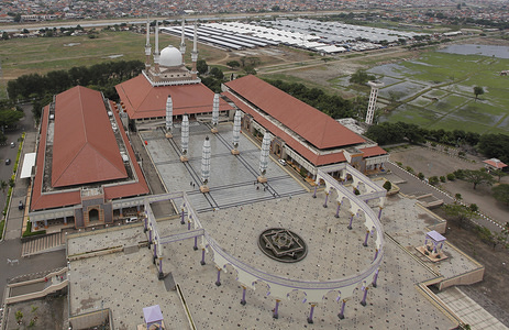 A View of the Central Java Grand Mosque complex (MAJT) in Semarang, Central Java from aerial.
The mosque with a capacity of 15,000 worshipers is not only a center of worship and Islamic da'wah, it is also a favourite tourist destination in Semarang because it has a unique architecture with a blend of Javanese, Arabic and Roman styles.