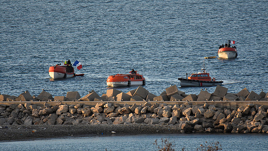 Striking sailors aboard lifeboats are blocking the northern entrance to the major seaport of Marseille. To denounce unfair competition from foreign-flagged companies on routes to Corsica and the Maghreb, striking sailors aboard lifeboats are blocking the northern entrance to the major seaport of Marseille, preventing access to the cruise ship MSC Orchestra.