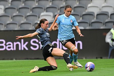Cushla Grace Rue (L) of the Western Sydney Wanderers FC and Bryleeh Flo Henry (R) of the Melbourne City FC seen in action during the 2023–24 A-League Women season Unite Round match between Western Sydney Wanderers FC and Melbourne City FC at CommBank Stadium. Final score; Western Sydney Wanderers FC 1:0 Melbourne City FC.