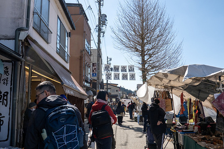 Visitors browse stalls at the Miyagawa Morning Market along the river in Takayama, Gifu Prefecture, Japan. The popular outdoor market features local produce, crafts, and street food, attracting both locals and tourists. Takayama is a mountain town in Japan’s Gifu Prefecture known for its well-preserved old town and traditional wooden merchant houses. Surrounded by the Japanese Alps, it offers a quieter, more rural atmosphere with local markets, festivals, and regional cuisine.
