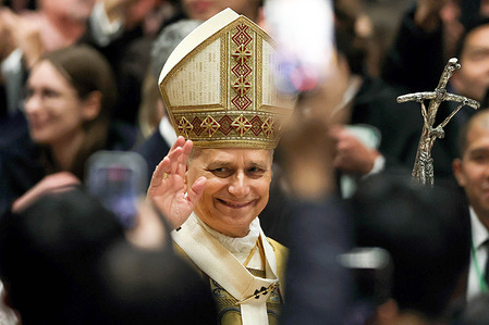 The pontiff arrives at the basilica and greets the faithful.
Pope Leo XIV presides over his first Christmas Eve Mass at the central altar of St. Peter's Basilica in the Vatican, during the solemn celebration that opens Christmas for the Catholic Church, reminding the faithful of the message of peace, hope, and the birth of Jesus.