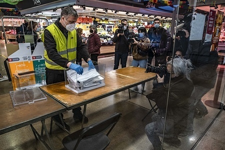 A municipal worker preparing one of the polling stations in the Ninot market, one of the new polling stations.
Due to the health contagion of Covid 19, ahead of the elections to the government of Catalonia, the Barcelona City Council has deployed an electoral table test for the press presenting ballot boxes and ballot papers together with the medical supplies necessary for a safe journey.
