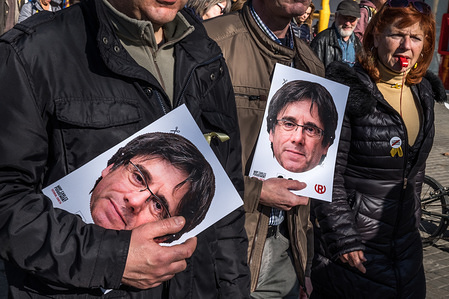 Several protesters seen holding the portrait of Puigdemont.
Hundreds of people, organized by the committees for the defense of the Catalan Republic marched in the demonstration to pay tribute to those who resisted the Spanish police repression during the past referendum day on October 1st 2017.