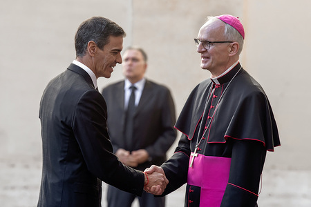 Archbishop Petar Rajic welcomes Spanish Prime Minister Pedro Sánchez in the St. Damasus Courtyard ahead of his official audience with Pope Leo XIV. Spanish Prime Minister, Pedro Sánchez, was welcomed in the St. Damasus Courtyard before holding a private meeting with Pope Leo XIV at the Apostolic Palace. Their discussions focused on preparations for the Pope’s upcoming visit to Spain, as well as international issues including migration, global conflicts, and the ethical regulation of artificial intelligence.