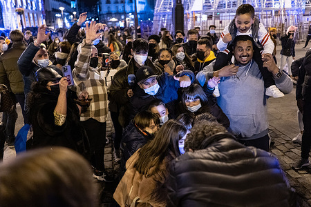 People seen dancing in celebration of the preuvas in la Puerta de Sol in Madrid.
Every year people gather in this Puerta del Sol in Madrid to take advantage of the New Year's Eve bells to celebrate the start of the new year in what is called the Preuvas celebration.