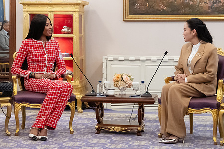 Naomi Campbell, (L), talks to Thailand's Prime Minister Paetongtarn Shinawatra about the possibility of helping develop Thailand's fashion industry at Government house.