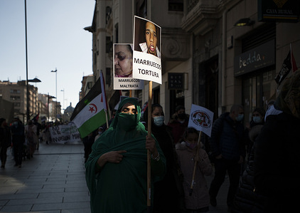 A Saharawi woman holding a placard expressing her opinion during the demonstration.
Protesters demonstrate in Navarra, denouncing the occupation of Western Sahara and the repression suffered by the Saharawi people.