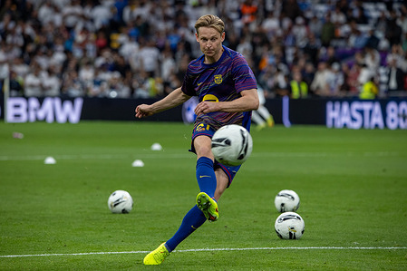 Frenkie de Jong of FC Barcelona seen in action EA SPORTS La Liga 2025-2026 match between Real Madrid and FC Barcelona, ​​played at the Santiago Bernabéu Stadium. 
Final score: Real Madrid 2 - 1 FC Barcelona