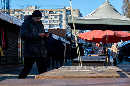 Visitors to the Voronezh mini-market "Severny" in the cold Voronezh. In February, Voronezh residents experienced the vicissitudes of winter weather in central Russia. Frost down to minus 20 was replaced by thaws down to zero degrees Celsius. And neither the weather nor the close war with Ukraine affected the typical course of life of the townspeople. People still went to supermarkets and consumed.