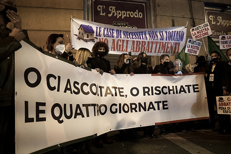 Demonstrators wearing face masks hold placards and banners during the demonstration.
Workers protest against the restrictive measures taken by the Government as a result of the increases in Covid19 infections that forces them to remain closed with a poor economic rescue.