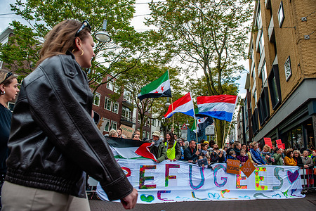 People are looking at the demonstration. While just a dozen people attended the far-right protest, the pro-refugee demonstration drew hundreds. The far-right is against the opening of several new refugee shelters across the country. A few days ago, a refugee shelter was set on fire by far-right groups. Since both rallies were organized in the city center, there was a visible police presence.