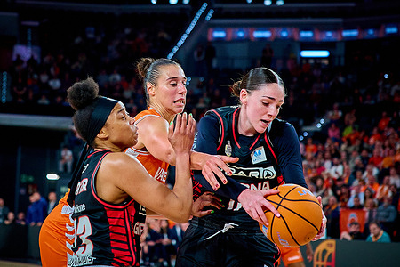 Carolina Guerrero, Arica Carter of Spar Girona and Raquel Carrera of Valencia Basket Club seen in action during the Spanish Women's Basketball League, Liga Femenina Endesa, gameday 25 between Valencia Basket Club and Spar Girona at Roig Arena. Final scores: Valencia Basket Club 71-74 Spar Girona