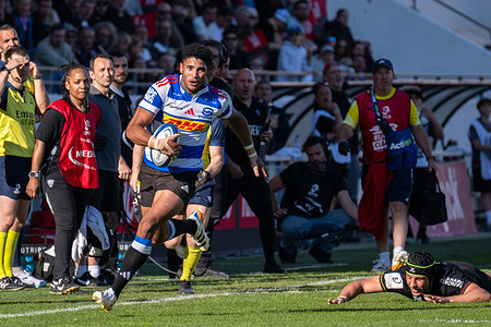 (L-R) Sacha Feinberg-Mngomezulu of DHL Stormers seen in action with Ignacio Brex of RC Toulon during the Investec Champions Cup match between Rugby Club Toulon and DHL Stormers at Stade Mayol. Final score; RC Toulon 28 :27 DHL Stormers