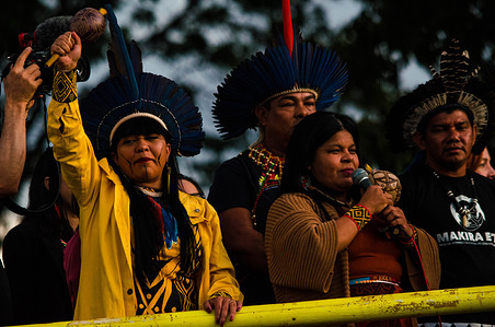 Célia Xakriabá, first indigenous woman to be federal deputy and Sônia Guajajara indigenous minister of Ministry of Indigenous People take part during the demonstration. During June between 5th to 7th, indigenous protesters organized a national mobilization, against PL490 / PL2903 known as Marco Temporal. Discussed since 2007, dealing with indigenous territories and their land rights. This project defends that before 1988, when the new Brazilian constitution was made, all territory occupied by indigenous people only would be considered if it was already approved and established by law until October 5th, 1988. The idea of PL490, is to consider that after the new date of the Brazilian constitution, all new markings of indigenous territories can be denied or considered non-indigenous land, if they cannot prove their ownership before 1988.