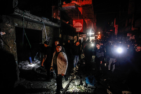 People inspect a destroyed house bombed by an Israeli warplane in Balata refugee camp. Israeli Defense Forces (IDF) launched air strikes targeting a building in Balata refugee camp in the east of Nablus in the northern West Bank. This attack has led to the death of five Palestinians.